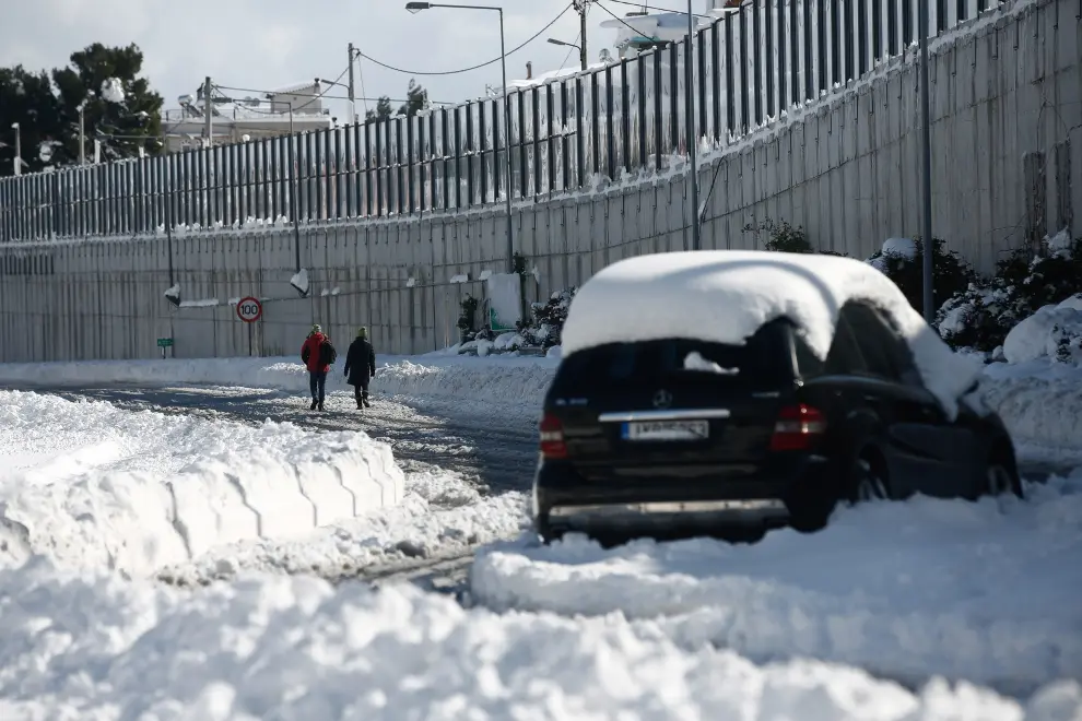 Athens (Greece), 25/01/2022.- A car covered in snow is immobilised at Attiki odos, the Greek capital's biggest ring road, following a heavy snowfall in Athens, Greece, 25 January 2022. Thousands of motorists are trapped on the highway of Attiki odos in their cars and trucks during the blizzard. A bad weather front, named Elpis by the National Meteorological Services (EMY), has caused frozen temperatures, stormy winds and heavy snowfall since 22 January. (Grecia, Estados Unidos, Atenas) EFE/EPA/YIANNIS KOLESIDIS
 GREECE WEATHER AFTERMATH