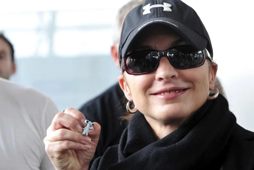 La cantante Gloria Estefan con un pin de Fluvi en el aeropuerto de Zaragoza.