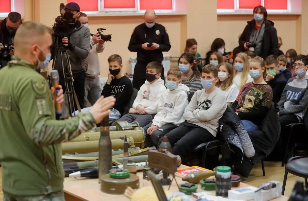 Clase sobre bombas y explosivos en un colegio de Ucrania UKRAINE EDUCATION CRISIS
