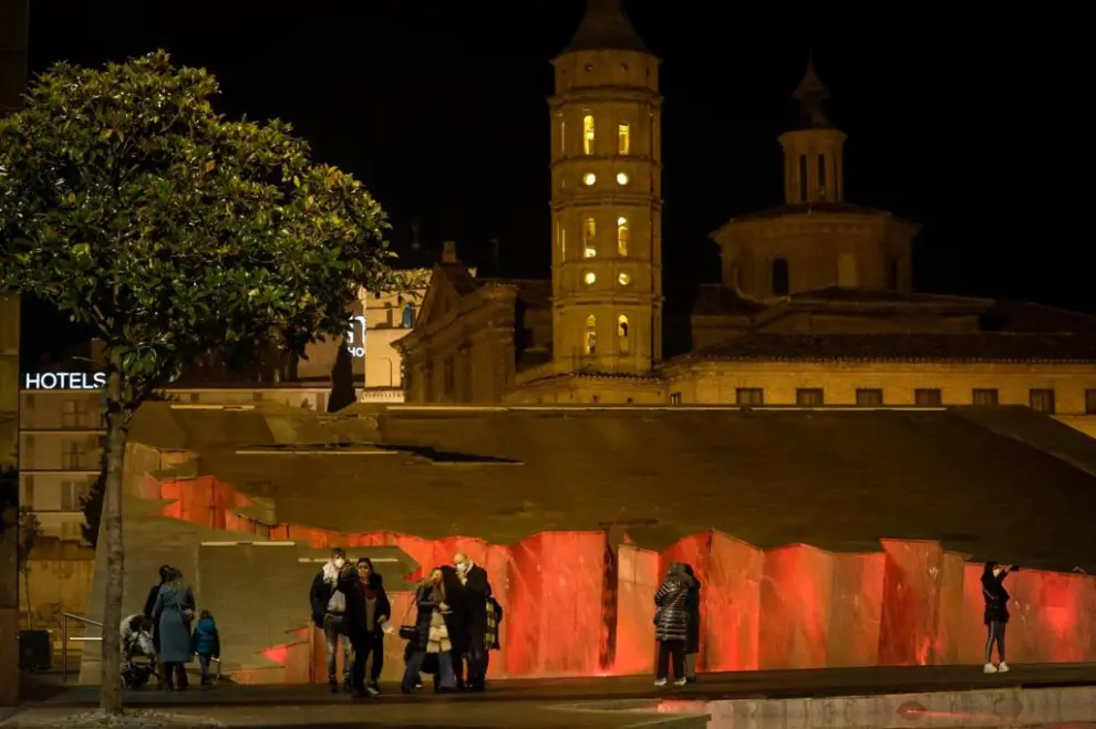Fuente de la plaza de España, iluminada de rojo carmesí.
