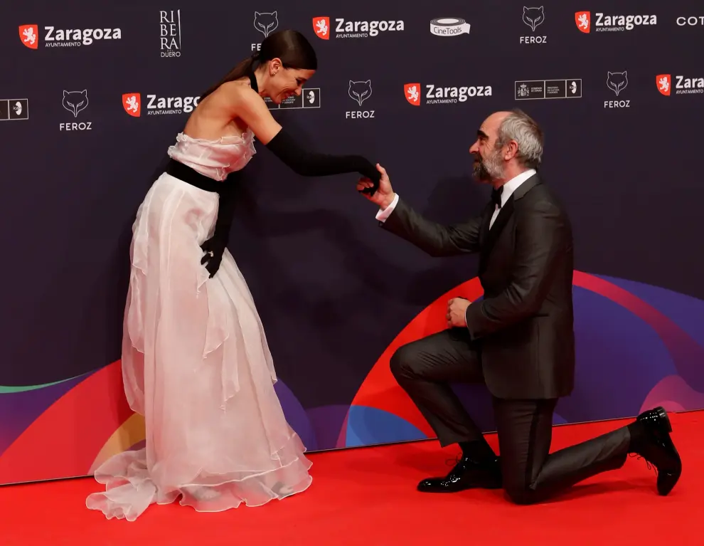 Los actores Luis Tosar y María Luisa Mayol posan a su llegada a la alfombra roja.