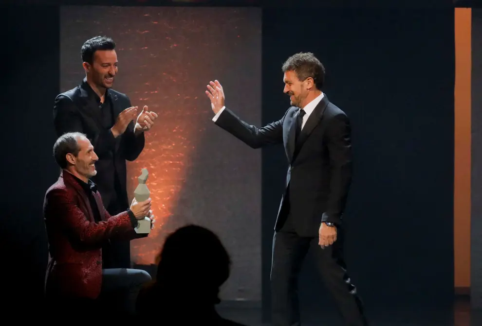 Spanish actor Antonio Banderas receives the Carmen de Honor Award for Lifetime Achievement during he Andalusian Film Academy's Carmen Awards at Cervantes Theatre in Malaga, Spain, January 30, 2022. REUTERS/Jon Nazca SPAIN-ENTERTAINMENT/BANDERAS