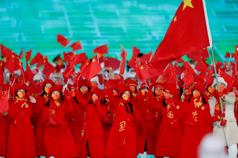Beijing (China), 04/02/2022.- Flag bearers of China Dan Zhao and Tingyu Gao march during the Opening Ceremony for the Beijing 2022 Olympic Games at the National Stadium, also known as Bird's Nest, in Beijing China, 04 February 2022. EFE/EPA/Alex Plavevski
 CHINA BEIJING 2022 OLYMPIC GAMES