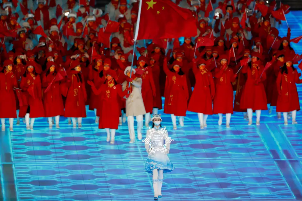Beijing (China), 04/02/2022.- Switzerland's flag-bearers ski racer Wendy Holdener and ice hockey player Andres Ambuehl during the Opening Ceremony of the Beijing 2022 Olympic Games at the National Stadium, also known as Bird's Nest, in Beijing China, 04 February 2022. (Suiza) EFE/EPA/SALVATORE DI NOLFI
 CHINA BEIJING 2022 OLYMPIC GAMES