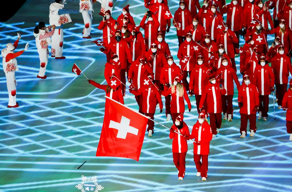 Beijing (China), 04/02/2022.- Switzerland's flag-bearers ski racer Wendy Holdener and ice hockey player Andres Ambuehl during the Opening Ceremony of the Beijing 2022 Olympic Games at the National Stadium, also known as Bird's Nest, in Beijing China, 04 February 2022. (Suiza) EFE/EPA/SALVATORE DI NOLFI
 CHINA BEIJING 2022 OLYMPIC GAMES