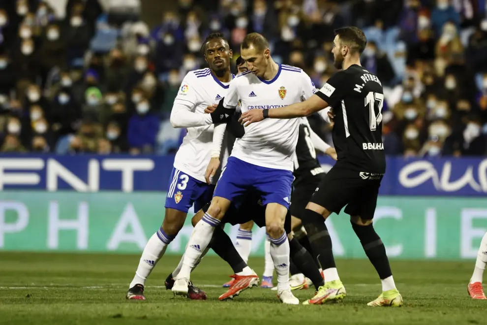 Un momento del partido entre el Real Zaragoza y el Málaga en La Romareda