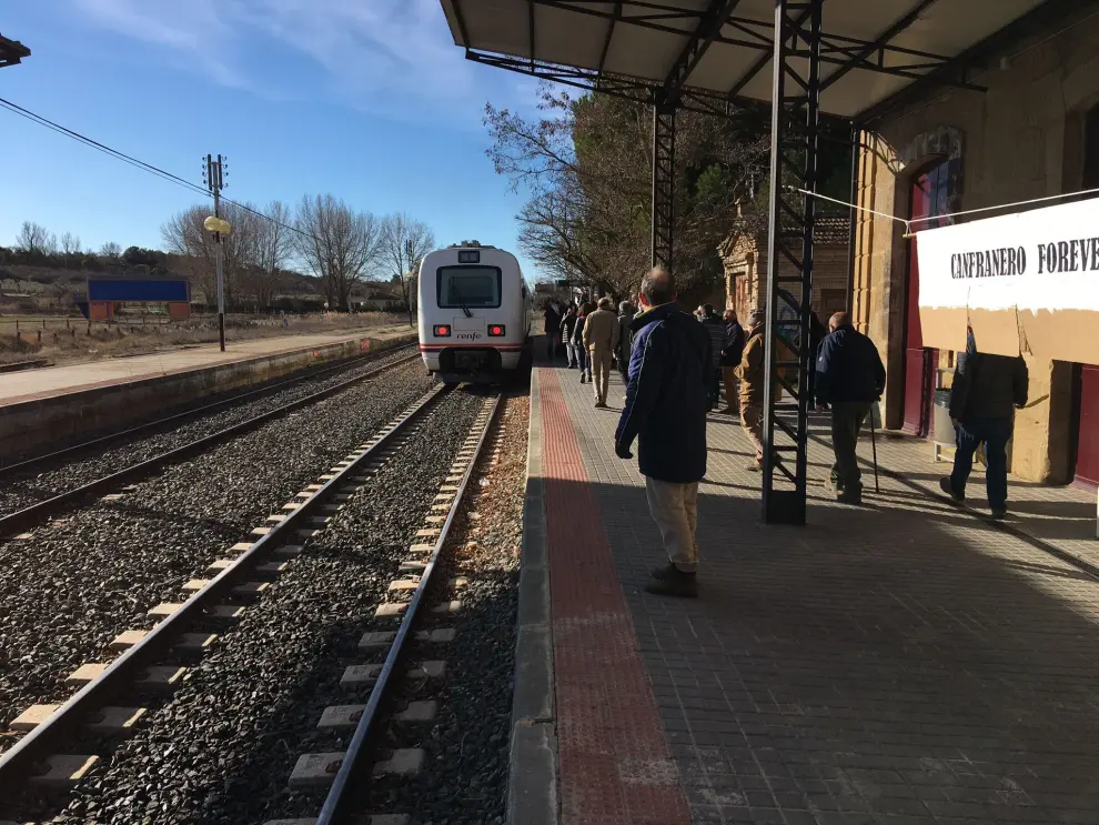 Vecinos de Morata de Jalón, Purroy, Embid de la Rivera, Ateca, Grañén, Selgua, Ayerbe, Monzón y Zaragoza han vuelto a salir a los andenes a pedir mejores servicios ferroviarios.