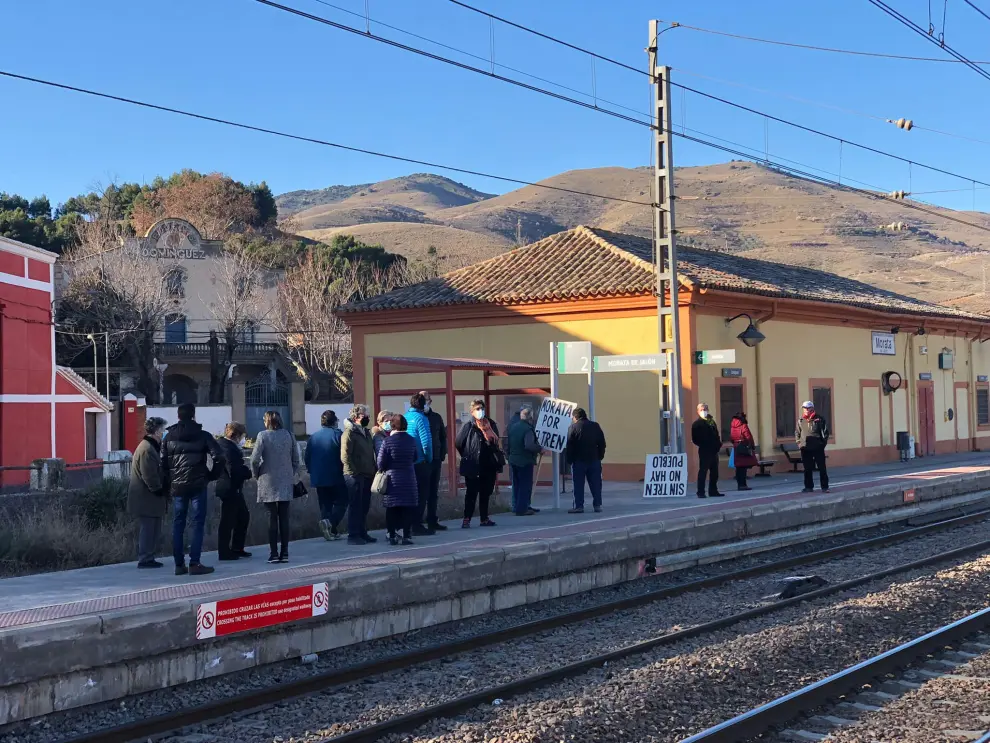 Vecinos de Morata de Jalón, Purroy, Embid de la Rivera, Ateca, Grañén, Selgua, Ayerbe, Monzón y Zaragoza han vuelto a salir a los andenes a pedir mejores servicios ferroviarios.
