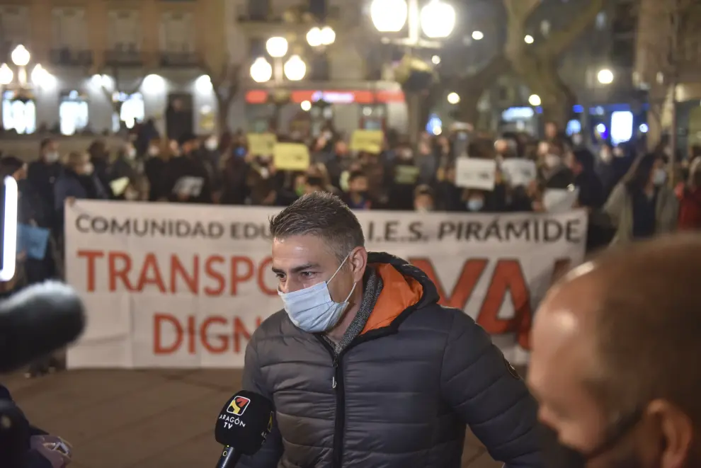 Padres y alumnos del IES Pirámide de Huesca vuelven a reclamar un 'transporte digno'.