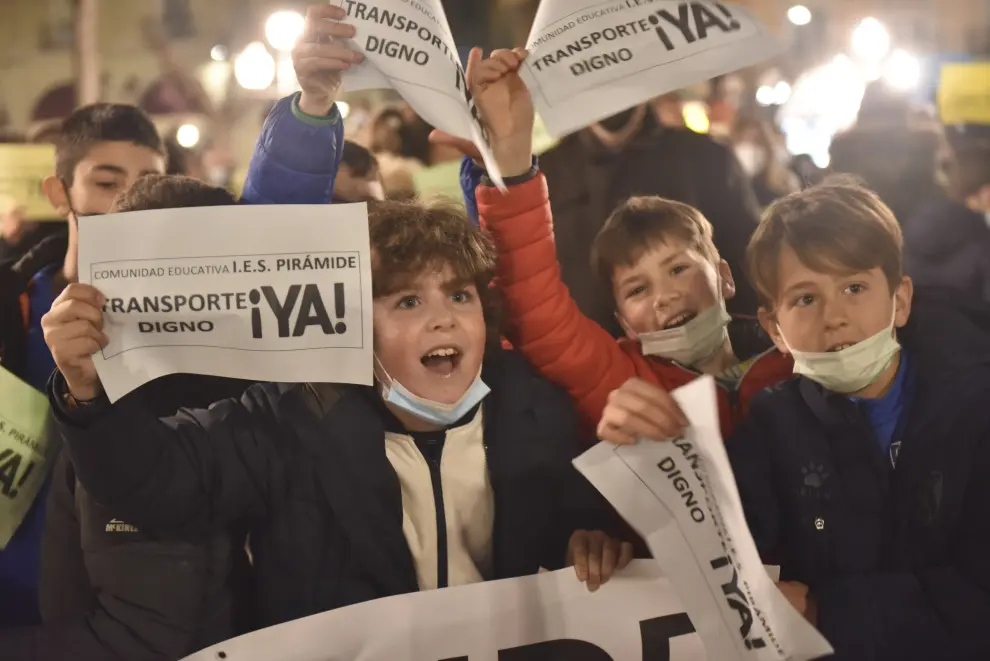 Padres y alumnos del IES Pirámide de Huesca vuelven a reclamar un 'transporte digno'.