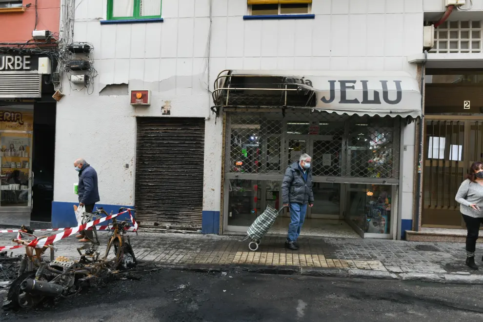 El fuego ha afectado a un coche, a una moto, al toldo y a la persiana de una tienda de bisutería así como a varios cajetines de plástico en la fachada de un edificio.