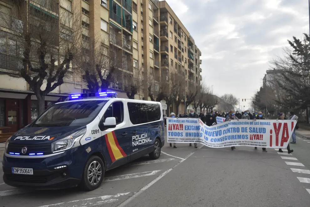 La movilización por el nuevo centro de salud de Huesca ocupa el paseo Ramón y Cajal.