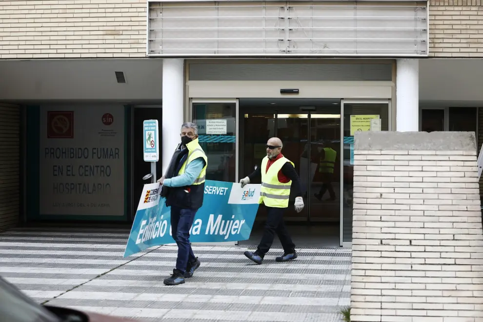 Varios operarios han retirado este viernes los carteles colgados el pasado mes de enero en el Hospital Infantil de Zaragoza para volver a los anteriores.