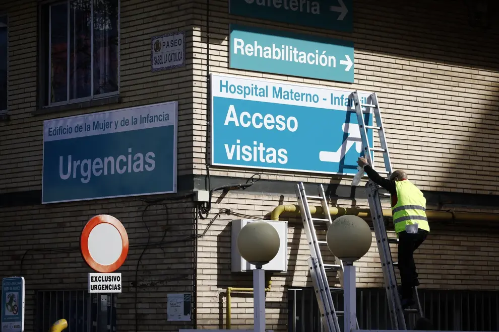 Varios operarios han retirado este viernes los carteles colgados el pasado mes de enero en el Hospital Infantil de Zaragoza para volver a los anteriores.