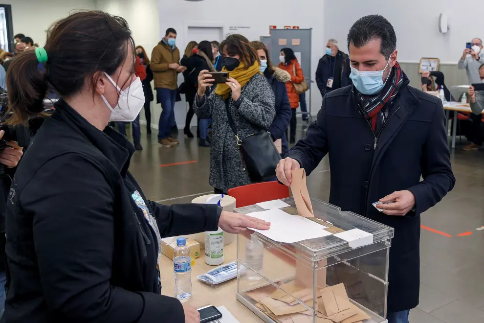 El candidato del PSOE, Luis Tudanca, vota en Burgos