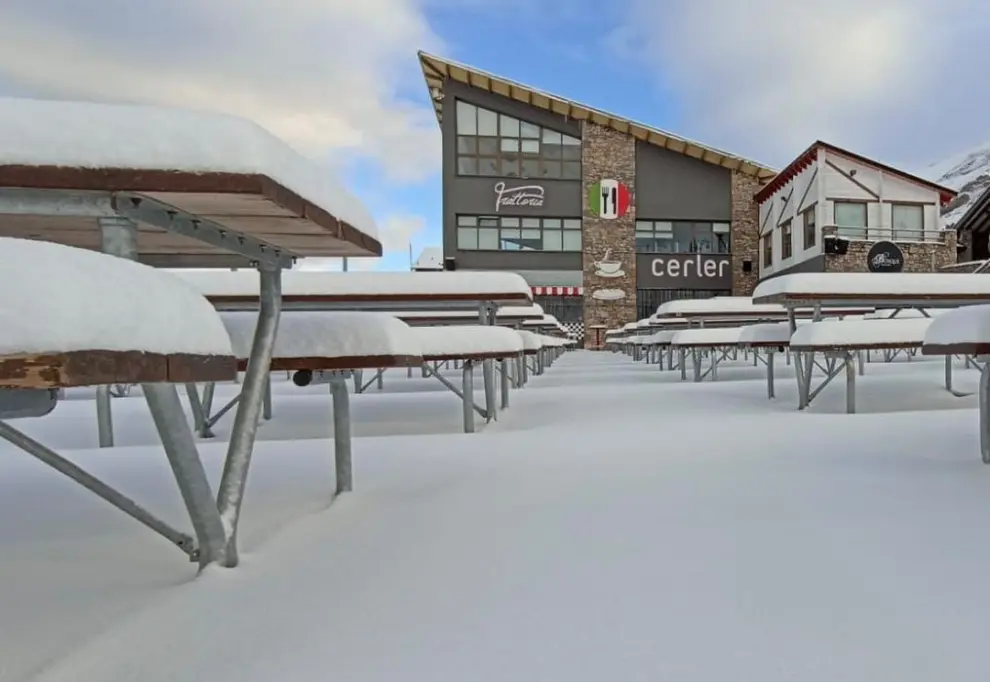 Las estaciones de esquí aragonesas han amanecido este 14 de febrero con hasta 20 cm de nieve fresca en cotas altas.