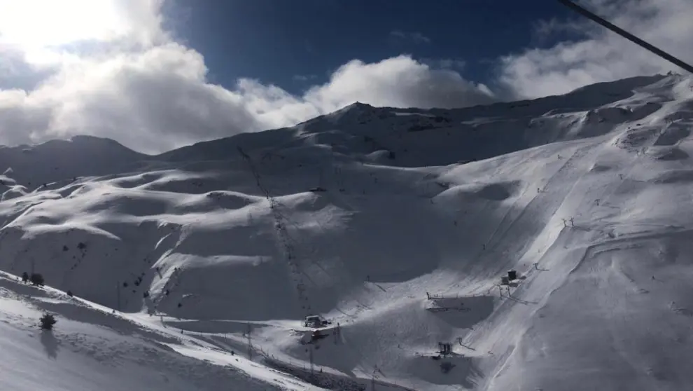 Las estaciones de esquí aragonesas han amanecido este 14 de febrero con hasta 20 cm de nieve fresca en cotas altas. En imagen, Astún.