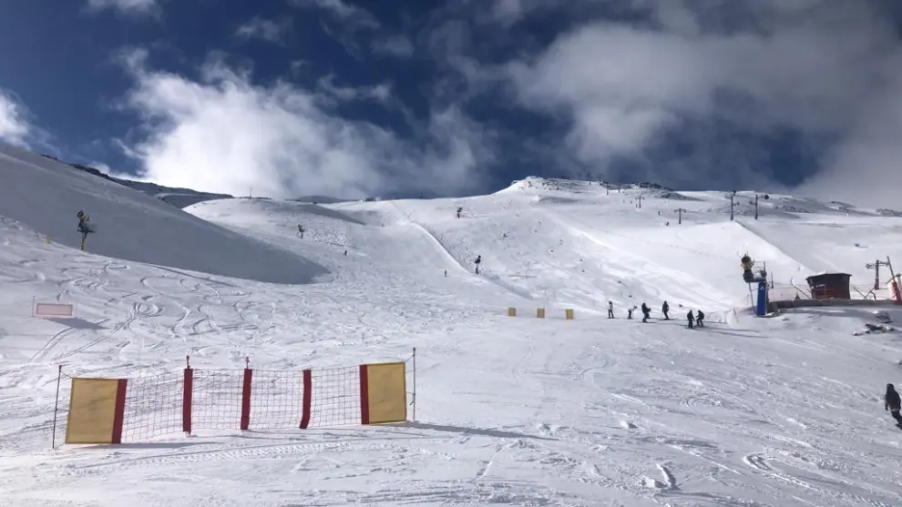 Las estaciones de esquí aragonesas han amanecido este 14 de febrero con hasta 20 cm de nieve fresca en cotas altas. En imagen, Astún.