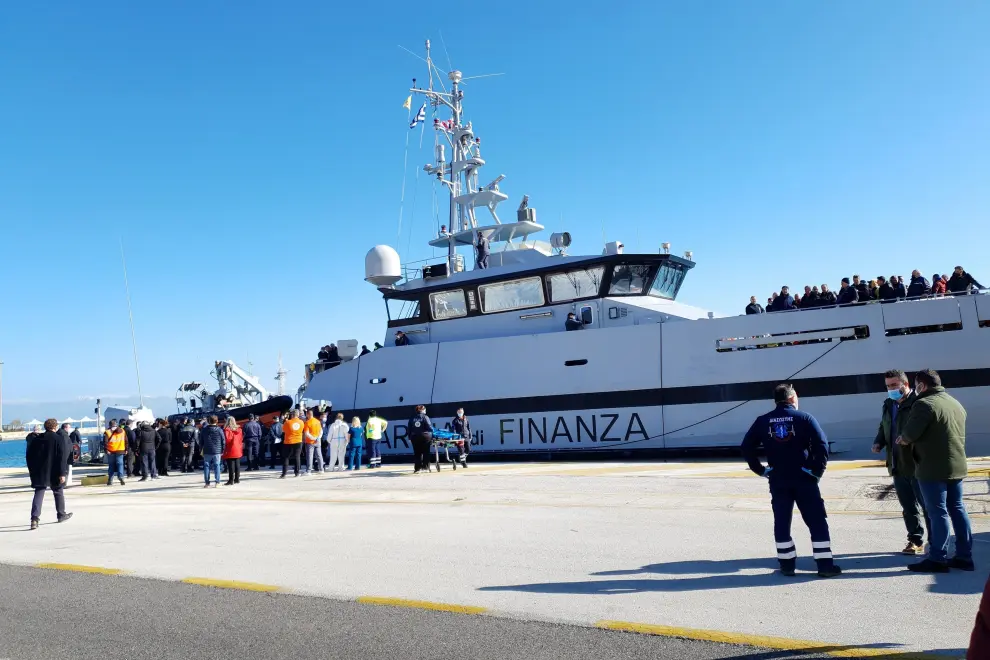 Corfu Island (Greece), 18/02/2022.- A coast guards boat, carrying a passenger of 'Euroferry Olympia' with respiratory problems, arrives at the port of Corfu Island, Greece, 18 February 2022. A fire broke out early on 18 February on Italian-flagged 'Euroferry Olympia' while sailing northeast of the island of Ereikousa, near Corfu. The ferry had sailed from Igoumenitsa and was headed to the Italian port of Brindisi. 242 people have been disembarked so far in vessels of the port authorities and the Italian coast guard, which are expected to be transferred to Corfu. The ship Elyros, the frigate Hydra, firefighting boats and other adjacent ships are rushing to the sea area where the incident occured. (Incendio, Grecia, Estados Unidos) EFE/EPA/STAMATIS KATAPODIS
 GREECE FIRE ON FERRY