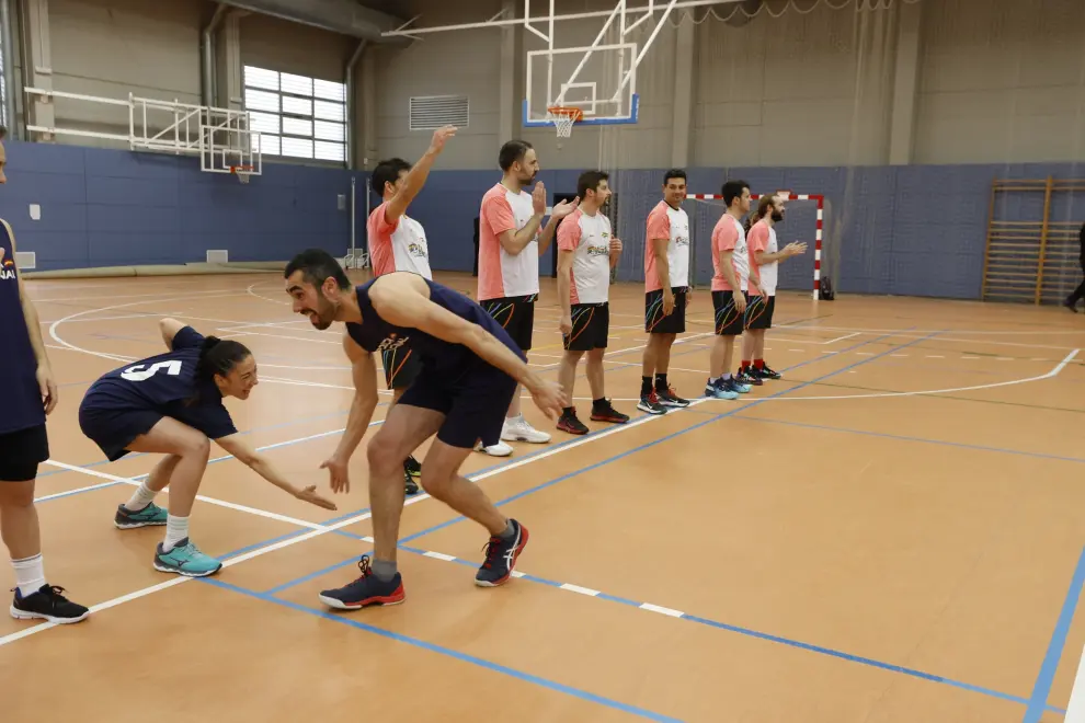 Partido de baloncesto entre la Policía Nacional y el Colectivo LGTBI de Aragón contra la homofobia en el deporte.