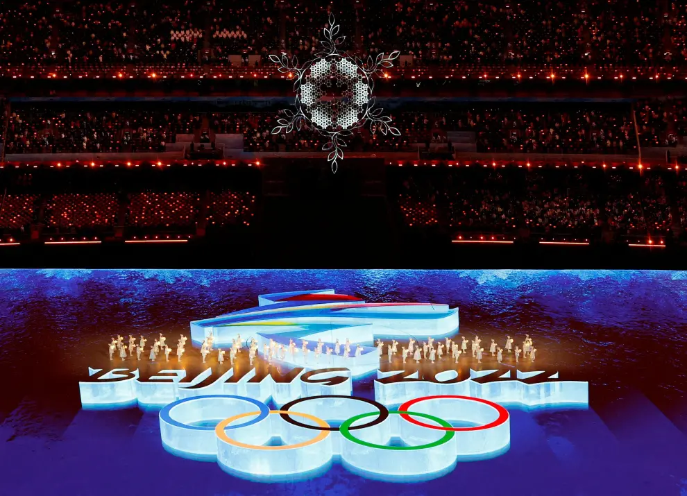 2022 Beijing Olympics - Closing Ceremony - National Stadium, Beijing, China - February 20, 2022. Fireworks explode above the stadium as national flags, a snowflake and the Olympic rings are seen during the closing ceremony. REUTERS/Phil Noble     TPX IMAGES OF THE DAY OLYMPICS-2022-CLOSING/