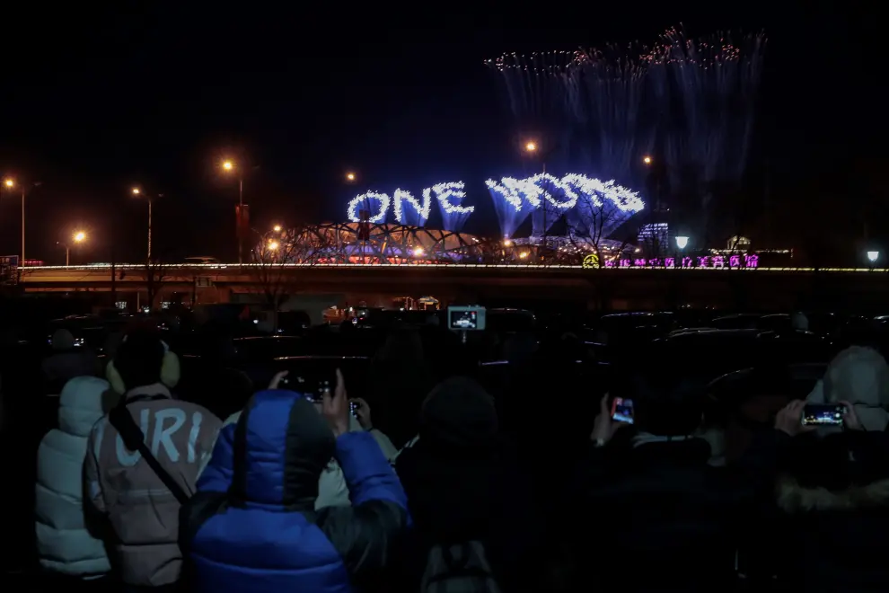 Beijing (China), 20/02/2022.- People gather to watch fireworks going off over the National Stadium, also known as Bird's Nest during the Closing Ceremony for the Beijing 2022 Olympic Games in Beijing China, 20 February 2022. (Incendio) EFE/EPA/WU HONG
 CHINA BEIJING 2022 OLYMPIC GAMES