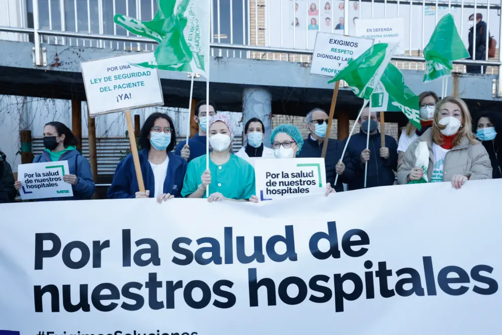 Protesta de enfermeras y fisioterapeutas a las puertas del Servet