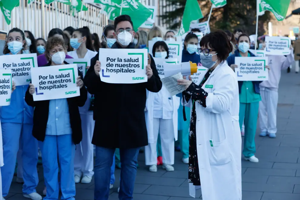 Protesta de enfermeras y fisioterapeutas a las puertas del Servet