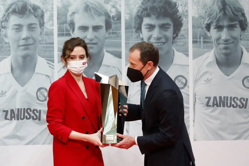 Madrid premia a la 'Quinta del Buitre', un equipo "de leyenda" que proyectó su imagen "por el mundo"