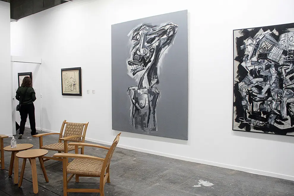 Dos cuadros de Antonio Saura junto a un dibujo de Picasso en la galería Leandro Navarro