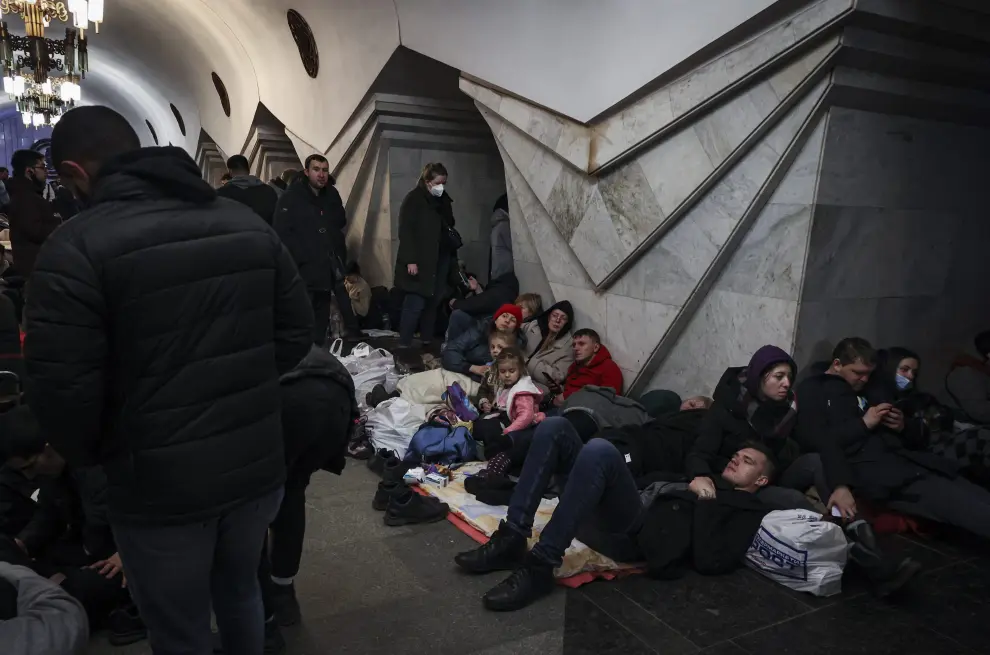 Ciudadanos ucranianos se resguardan en las estaciones de metro de Járkov