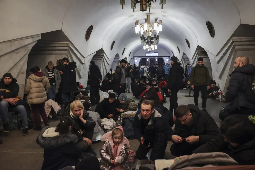 Ciudadanos ucranianos se resguardan en las estaciones de metro de Járkov