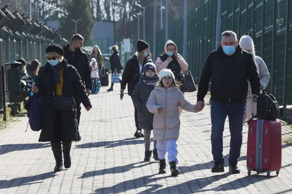 Familias cruzan la frontera con Polonia.