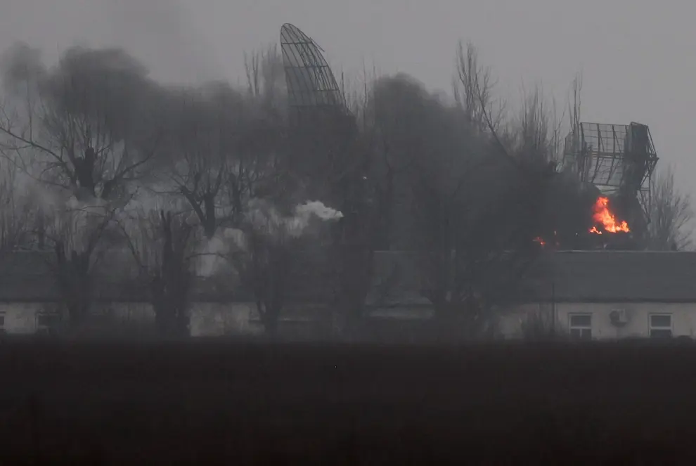 Incendio en una instalación militar cerca del aeropuerto en Mariupol (Ucrania).