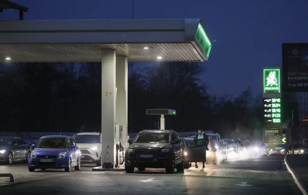 Kiev (Ukraine), 24/02/2022.- Cars line up at a gas station in Kiev, Ukraine, 24 February 2022. Russian troops entered Ukraine while the country's President Volodymyr Zelensky addressed the nation to announce the imposition of martial law. (Rusia, Ucrania) EFE/EPA/SERGEY DOLZHENKO UKRAINE RUSSIA CONFLICT