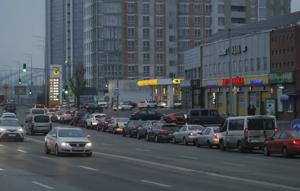 Kiev (Ukraine), 24/02/2022.- Cars line up at a gas station in Kiev, Ukraine, 24 February 2022. Russian troops entered Ukraine while the country's President Volodymyr Zelensky addressed the nation to announce the imposition of martial law. (Rusia, Ucrania) EFE/EPA/SERGEY DOLZHENKO
 UKRAINE RUSSIA CONFLICT