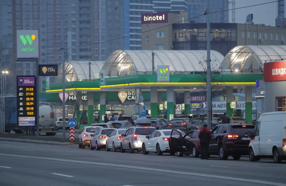 Kiev (Ukraine), 24/02/2022.- Vehicles line up next to a gas station in Kiev, Ukraine, 24 February 2022. Russian troops entered Ukraine while the country's President Volodymyr Zelensky addressed the nation to announce the imposition of martial law. (Rusia, Ucrania) EFE/EPA/SERGEY DOLZHENKO UKRAINE RUSSIA CONFLICT