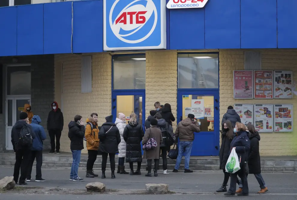 Kiev (Ukraine), 24/02/2022.- People stand in line outside a grocery store in Kiev (Kyiv), Ukraine, 24 February 2022. Russian troops entered Ukraine while the country's President Volodymyr Zelensky addressed the nation to announce the imposition of martial law. (Rusia, Ucrania) EFE/EPA/SERGEY DOLZHENKO
 UKRAINE RUSSIA CONFLICT