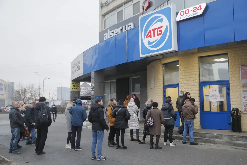Kiev (Ukraine), 24/02/2022.- People stand in line outside a grocery store in Kiev (Kyiv), Ukraine, 24 February 2022. Russian troops entered Ukraine while the country's President Volodymyr Zelensky addressed the nation to announce the imposition of martial law. (Rusia, Ucrania) EFE/EPA/SERGEY DOLZHENKO UKRAINE RUSSIA CONFLICT