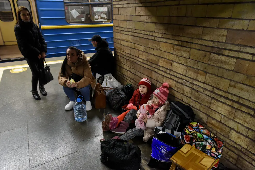 Los ciudadanos de Kiev se refugian en el metro tras la alarma antiraérea