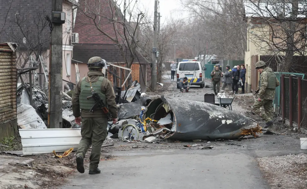 Soldados ucranianos observan los restos de un avión militar que fue derribado durante la noche en Kiev