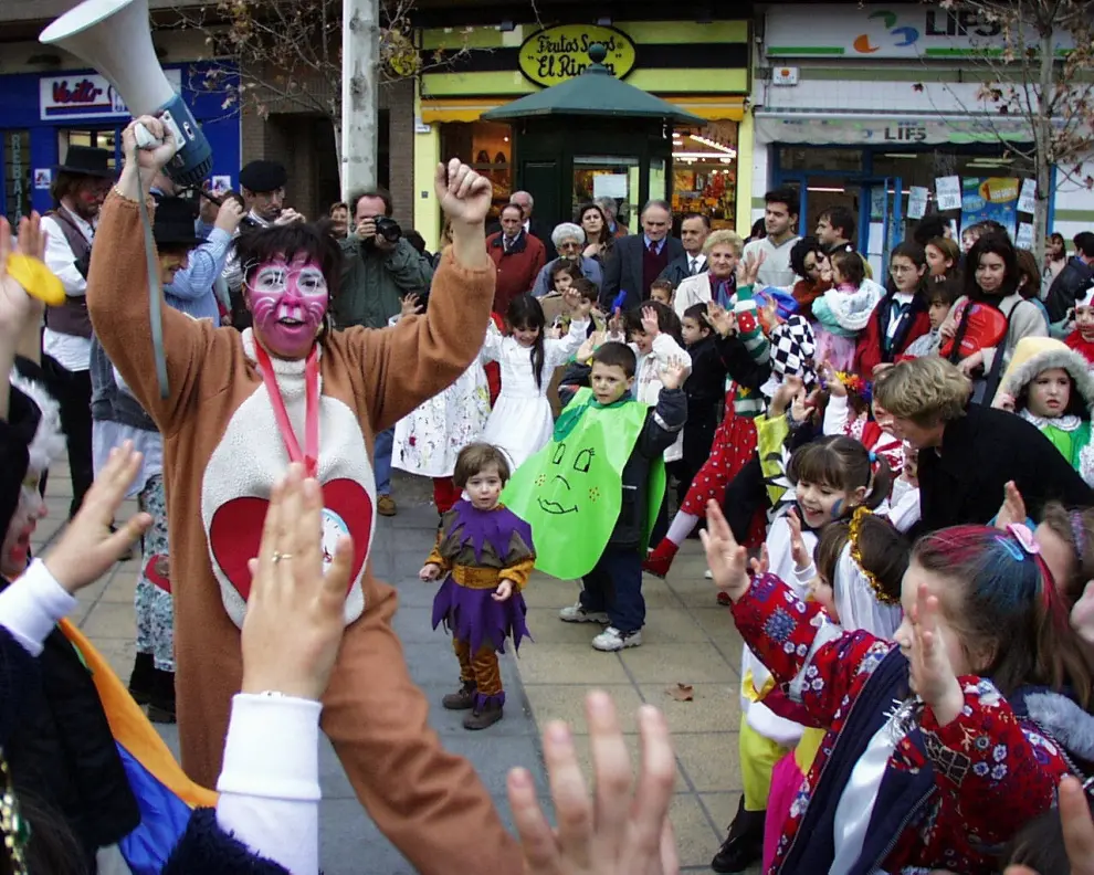 Este fin de semana, la fiesta volverá a numerosas ciudades y pueblos de Aragón. De Zaragoza a Épila pasando por Bielsa y Luco de Jiloca, los disfraces y las sonrisas volverán a ser protagonistas en los desfiles que se han organizado en los desfiles, una fiesta envuelta de tradición en numerosas localidades. Pero si alguna siente nostalgia por años pasados, recopilamos las imágenes más divertidas y coloridas del Carnaval en Aragón.