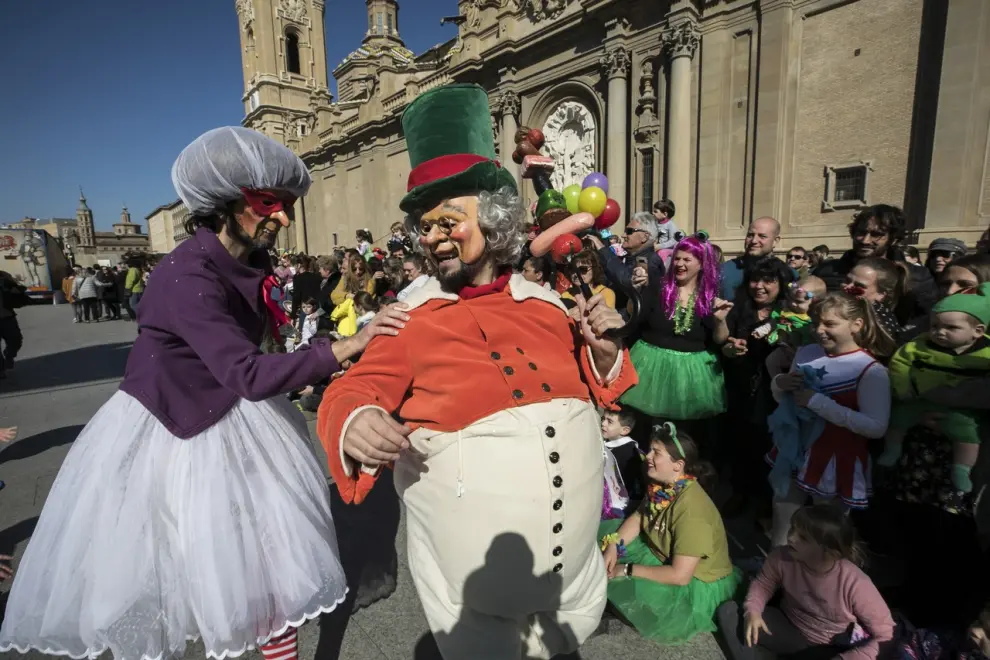 Este fin de semana, la fiesta volverá a numerosas ciudades y pueblos de Aragón. De Zaragoza a Épila pasando por Bielsa y Luco de Jiloca, los disfraces y las sonrisas volverán a ser protagonistas en los desfiles que se han organizado en los desfiles, una fiesta envuelta de tradición en numerosas localidades. Pero si alguna siente nostalgia por años pasados, recopilamos las imágenes más divertidas y coloridas del Carnaval en Aragón.