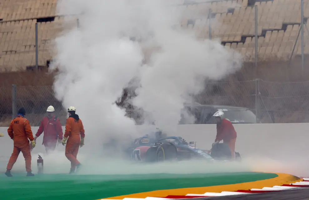 Formula One F1 - Pre-Season Testing - Circuit de Barcelona-Catalunya, Barcelona, Spain - February 25, 2022 Alpine's Fernando Alonso's car emits smoke during testing REUTERS/Albert Gea MOTOR-F1-TESTING/