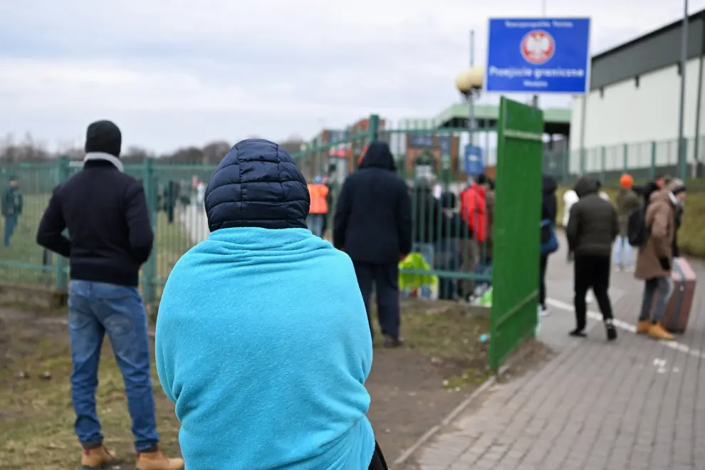 Los ciudadanos ucranianos continúan huyendo del país por la frontera con Polonia.