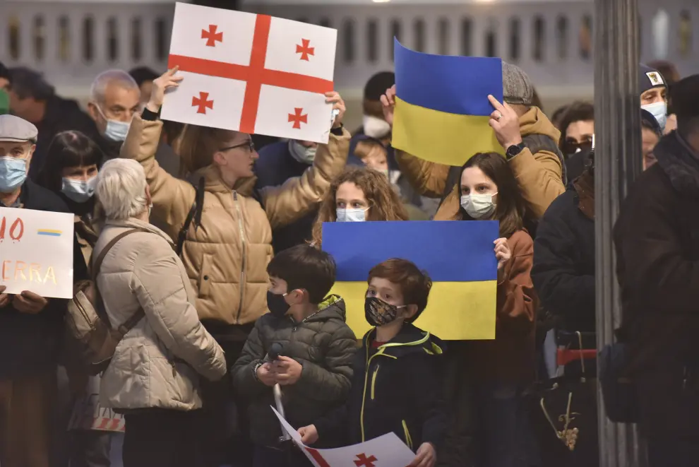 Más de 300 oscenses han acudido a la concentración convocada en Huesca contra la guerra en Ucrania.