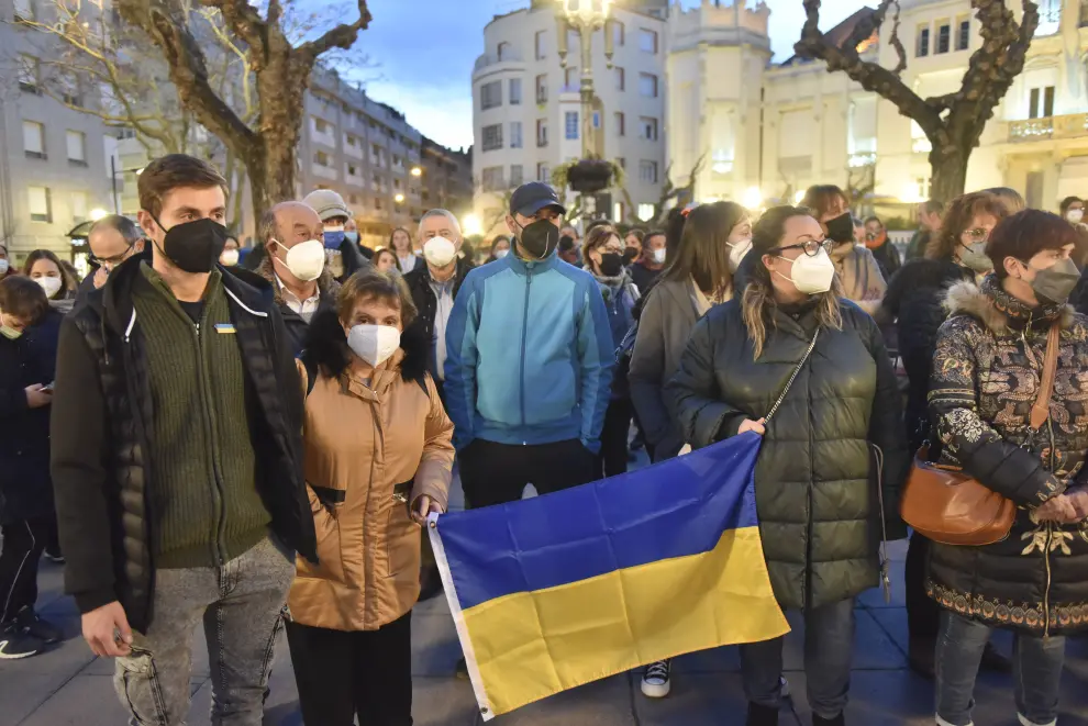 Más de 300 oscenses han acudido a la concentración convocada en Huesca contra la guerra en Ucrania.