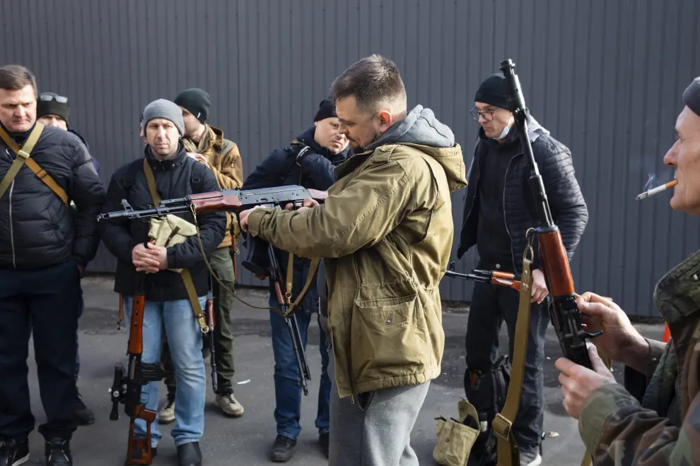 Reparto de armas entre la defensa civil en Kiev.