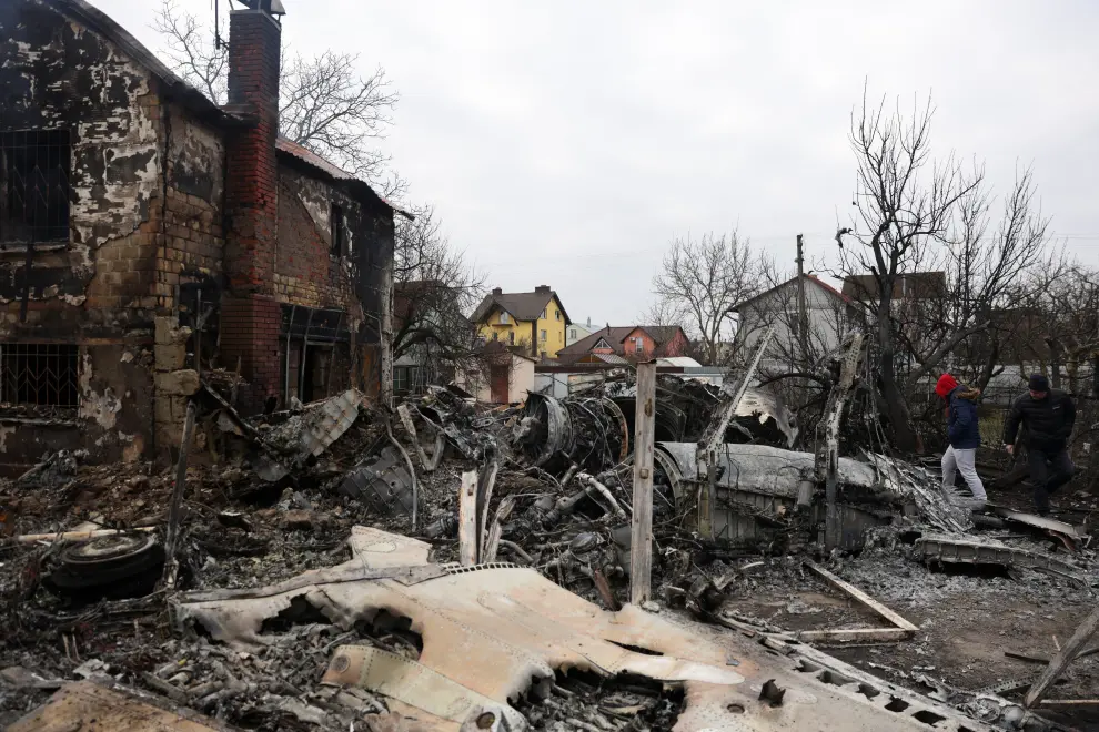 View of the wreckage of an unidentified aircraft that crashed into a house in a residential area, after Russia launched a massive military operation against Ukraine, in Kyiv, Ukraine February 25, 2022. REUTERS/Umit Bektas UKRAINE-CRISIS/