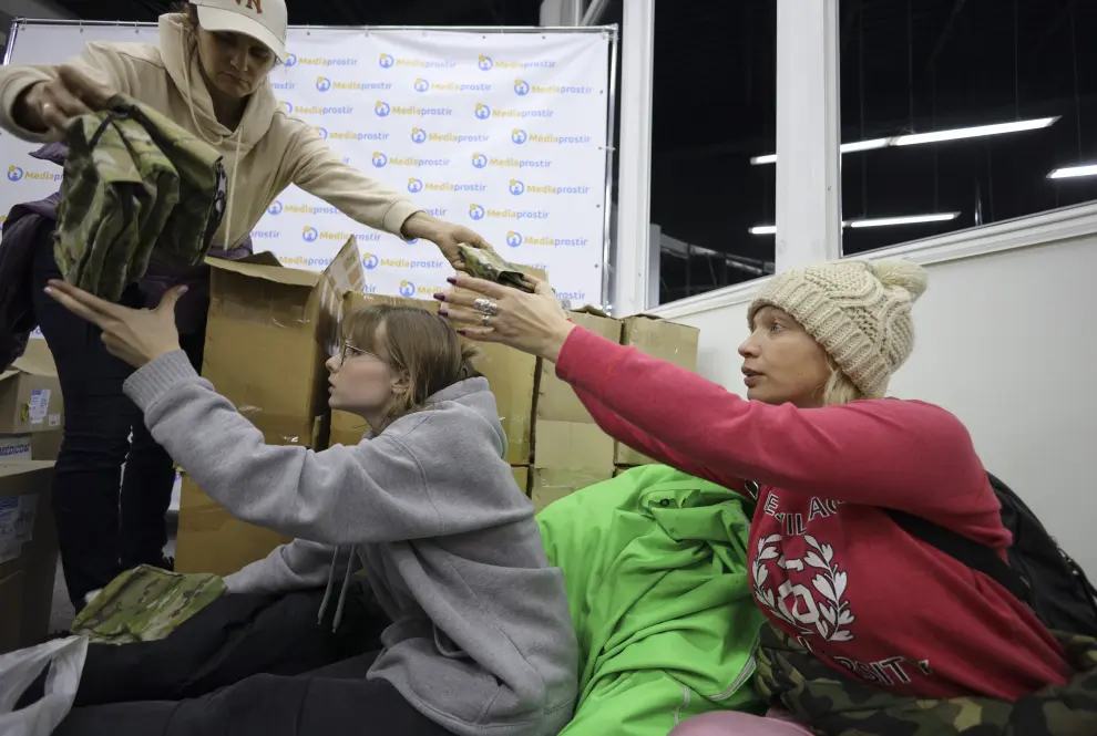 Voluntarios ucranianos preparan kits de primeros auxilios para su ejército.